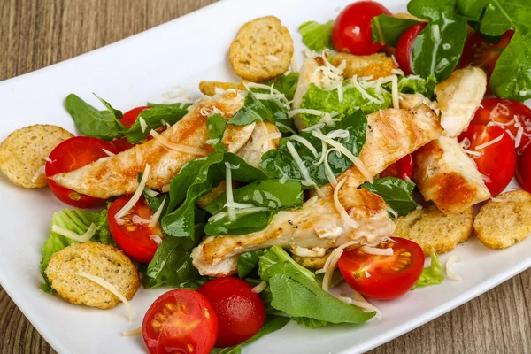 Salada Caesar com frango grelhado — Fotografia de Stock