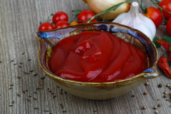 Ketchup pomidorowy w misce — Zdjęcie stockowe