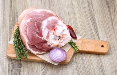 Çiğ domuz knuckle