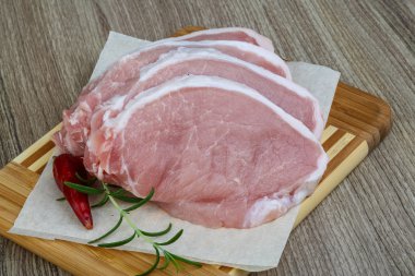 pişmemiş domuz biftek