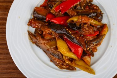 Otlar ile kavrulmuş sebze