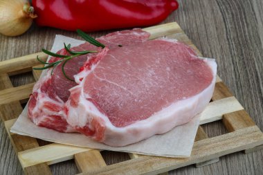 pişmemiş domuz biftek