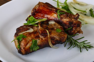 Izgara domuz pirzolası.