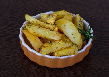 kabın içinde kavrulmuş patates