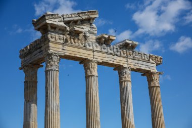 Apollo Tapınağı yan tarafta