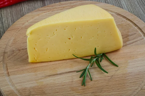 Triângulo de queijo amarelo — Fotografia de Stock