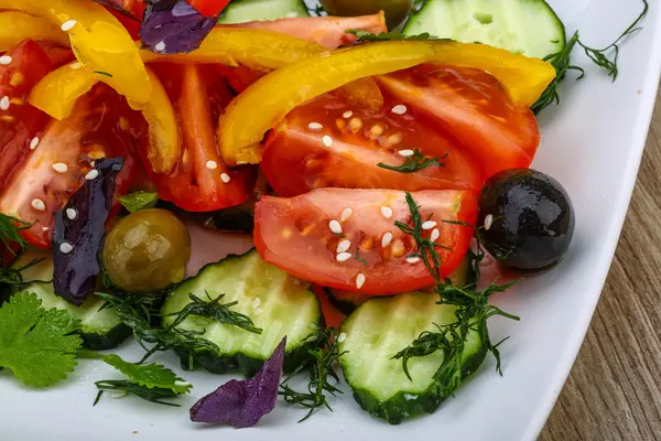 Salada com tomate, pepino e azeitonas — Fotografia de Stock