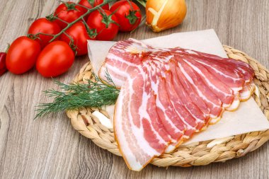 Dereotu ile dilimlenmiş domuz pastırması