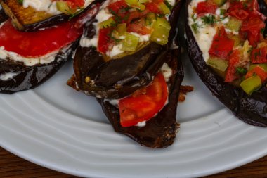 ızgara patlıcan domates ile