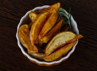 kabın içinde kavrulmuş patates