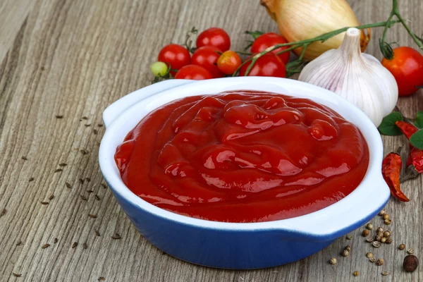 Ketchup de tomate na tigela — Fotografia de Stock