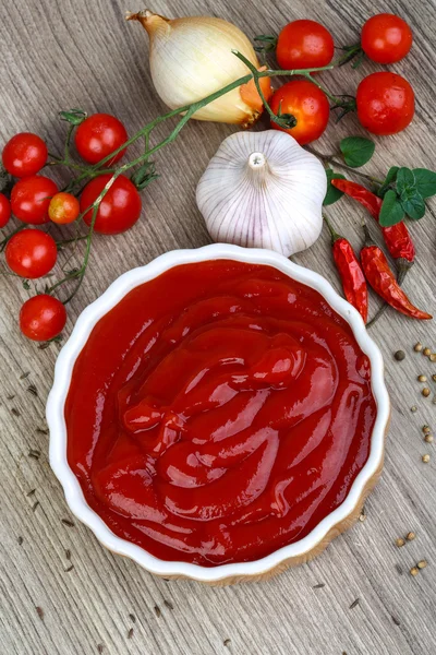 Ketchup de tomate na tigela — Fotografia de Stock