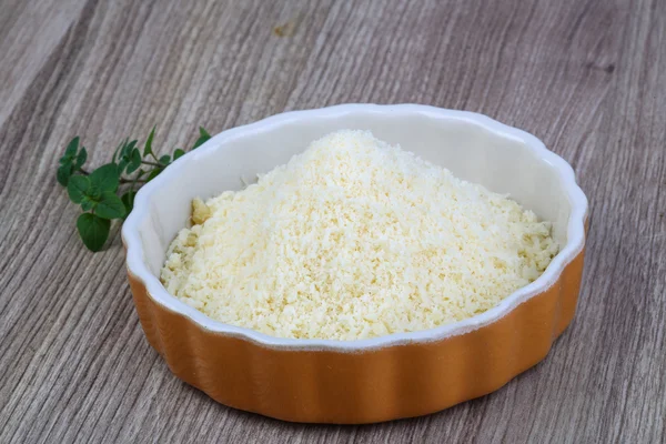 Parmigiano triturato in ciotola — Foto Stock