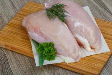 Çiğ tavuk göğsü.