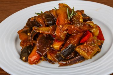 Otlar ile kavrulmuş sebze