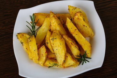 Dereotu ve biberiye ile kavrulmuş patates