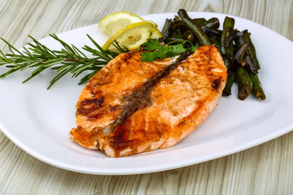 Gegrilde zalm met groene bonen — Stockfoto