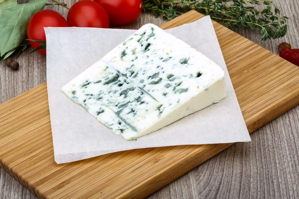 Blauwe kaas met kruiden — Stockfoto