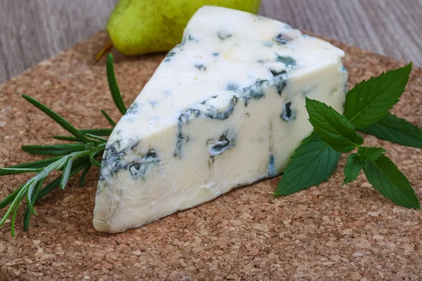 Queso azul con romero —  Fotos de Stock