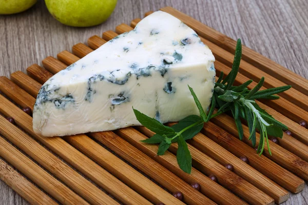 Queso azul con romero —  Fotos de Stock