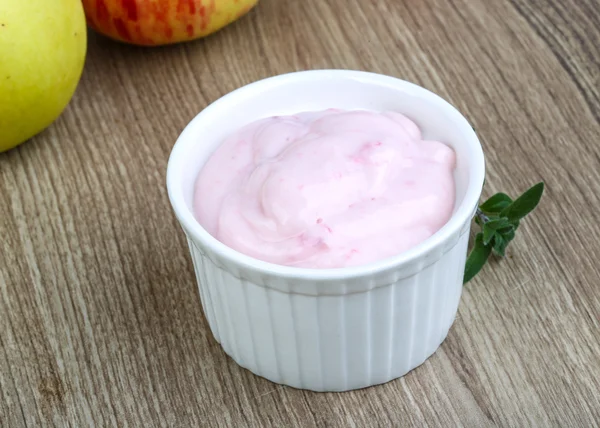 Свежий ягодный йогурт — стоковое фото