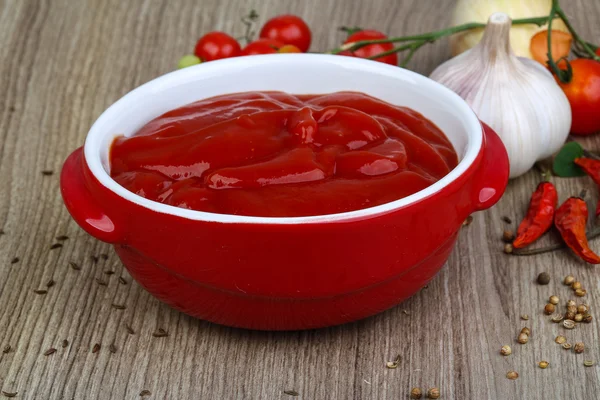 Ketchup de tomate con hierbas — Foto de Stock