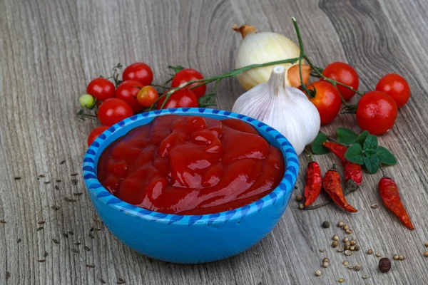 Paradicsom ketchup gyógynövényekkel — Stock Fotó