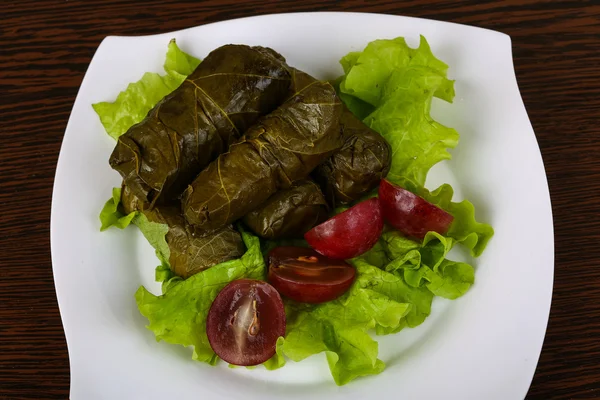 Dolma - gehakt vlees in druivenbladeren — Stockfoto