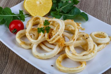 Kızarmış kalamar halkaları