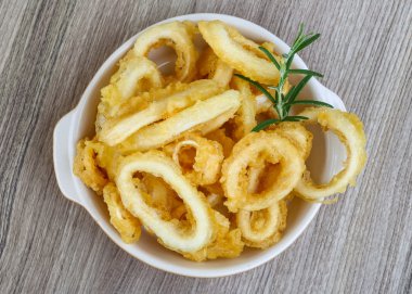 Kızarmış kalamar halkaları