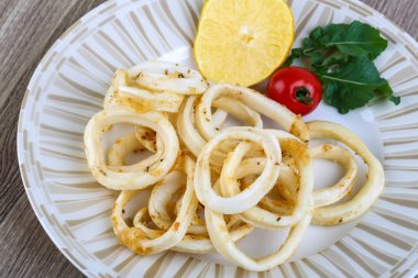 Kızarmış kalamar halkaları