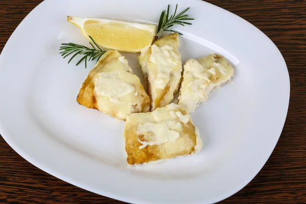 Baked perch in cream and cheese sauce — Stock Photo, Image
