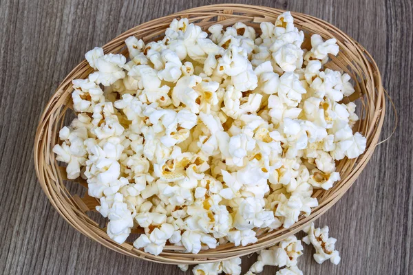 Horké Popcorn v koši — Stock fotografie