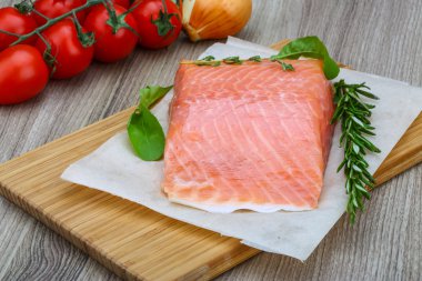 Rosemary ile tuzlanmış somon