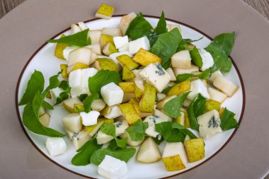 Armut ve peynir salatası