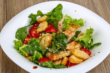 Tavuklu Sezar salatası