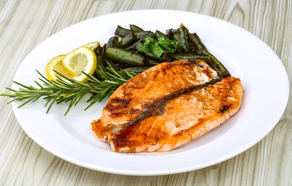 Gegrilde zalm met groene bonen — Stockfoto