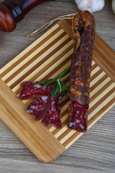 Salami worst met rozemarijn — Stockfoto