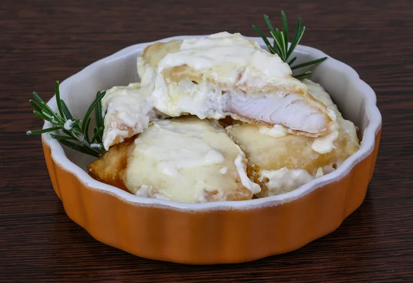 Baked perch in cream and cheese sauce — Stock Photo, Image