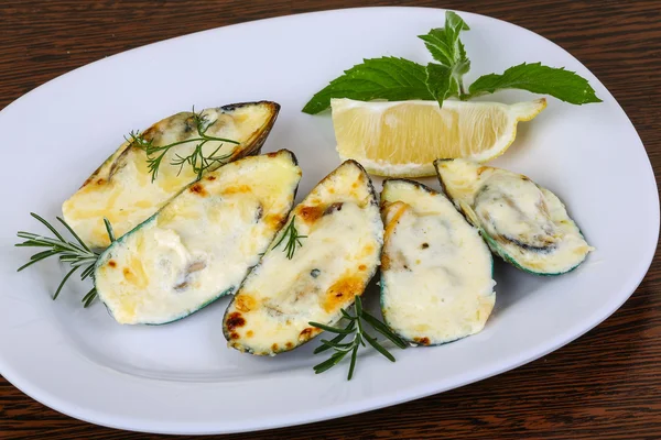 Mussels backed in cream sauce — Stock Photo, Image