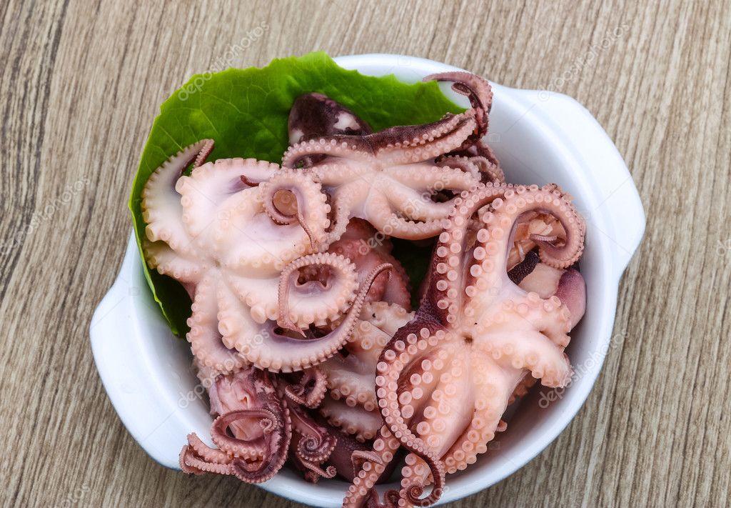 глинтвейн из белого вина. как приготовить осьминогов маленьких замороженных на сковороде. жареный осьминог на сковороде. мясо осьминога. глинтвейн в кастрюле.