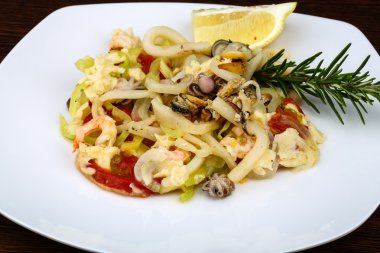 Deniz ürünleri peynir ile kokteyl