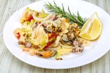 Pişmiş deniz kokteyl