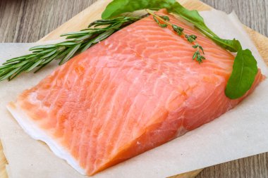 Rosemary ile tuzlanmış somon