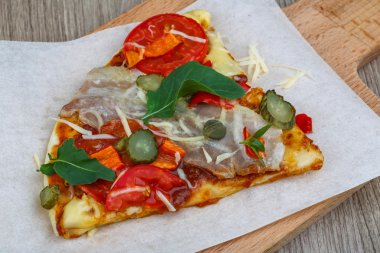 Rucola ve Kapari pizza