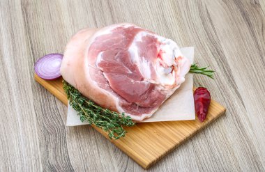 Çiğ domuz knuckle