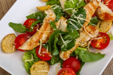 Tavuklu Sezar salatası
