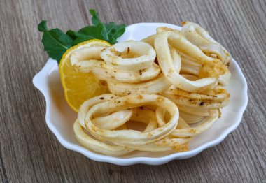 Kızarmış kalamar halkaları