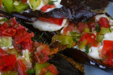 ızgara patlıcan domates ile