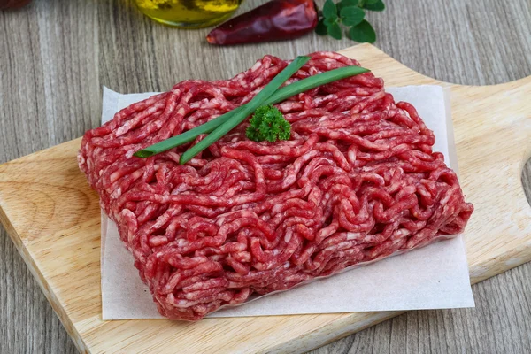 Carne de bovino picada crua — Fotografia de Stock